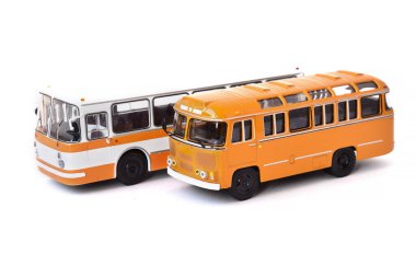 Beyaz ve sarı Rus otobüslerinin ölçekli modeli. Oyuncak sarı otobüs