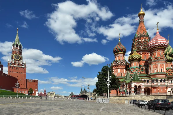 Praça Vermelha em Moscou, Catedral de São Basílio e no Kremlin — Fotografia de Stock