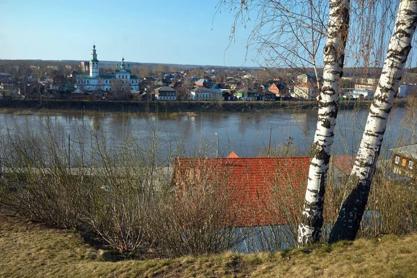 Кунгур, вид на реку Сильву и Преображенский храм — стоковое фото