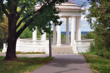 Kirov 'da Rotunda. Alexander Garden Vyatka kıyısında