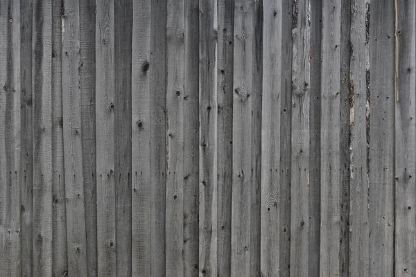 Tábuas velhas, uma parede de madeira descascada de cor marrom — Fotografia de Stock