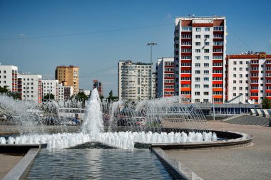 Ufa, Salavat Yulaev anıtının yanında çeşmeli bir meydan.
