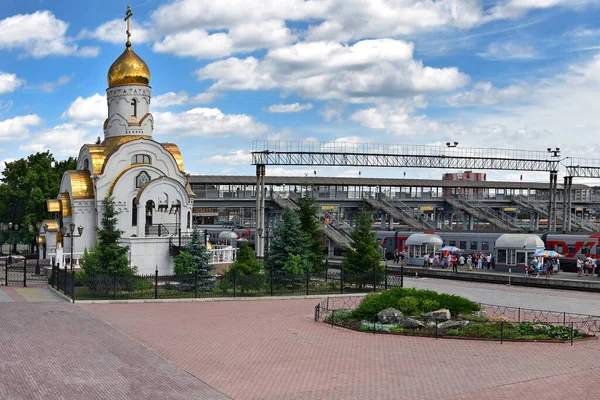 チェリャビンスク、駅で神の母のスモレンスクアイコンの教会 — ストック写真