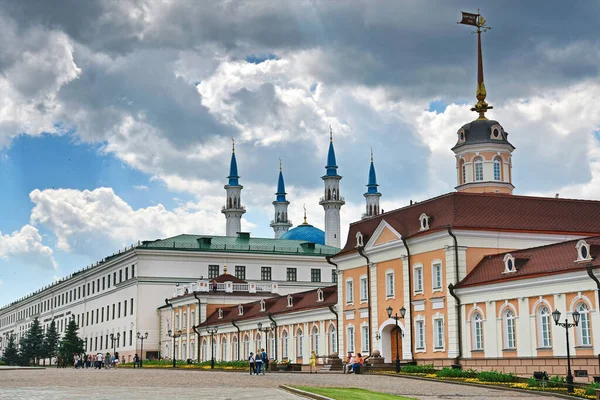 De Kazan Hermitage en de Cannon Yard binnen de muren van het Kremlin. Rusland — Stockfoto