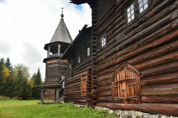 Khokhlovka Park and the Museum of Wooden Architecture in the open. Russia — Stock Photo, Image