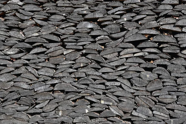 Odunlukta yakacak odun, kaliteli kumaş. Arkaplan olarak çentikli odun