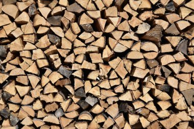 Odunlukta yakacak odun, kaliteli kumaş. Arkaplan olarak çentikli odun