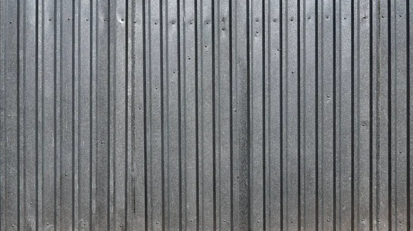 Gri metal döşeme. Gri bükülmüş demir levhalar.