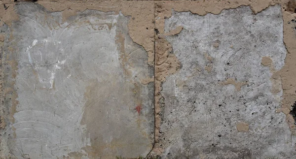 En gammal betongyta med spår av destruktion exponerade stenar varvat — Stockfoto