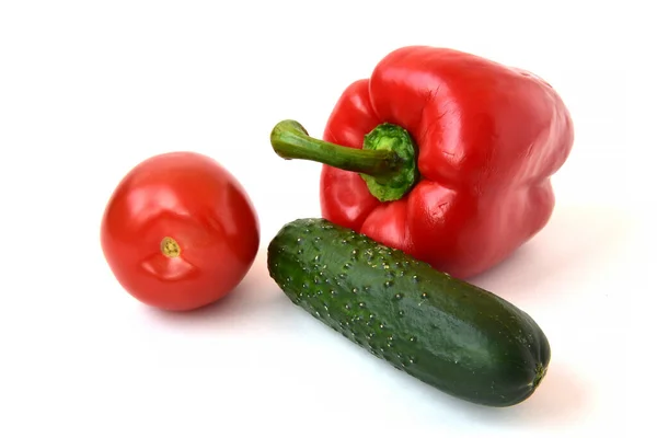 Красный перец, помидор и зеленый огурец на белом фоне Изолированные овощи — стоковое фото