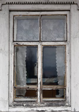 Eski ahşap pencere. Soyulmuş boyalı klasik çerçeve dokusu.