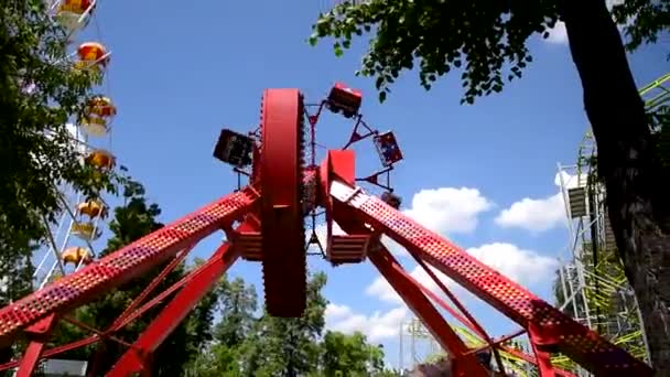 遊園地で極端なカルーセル。回転する危険な乗り物 — ストック動画