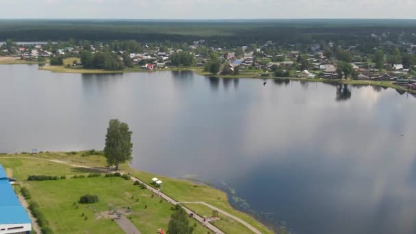 Kilátás Kirs városára és a nagy tóra, kilátás a drónról — Stock videók