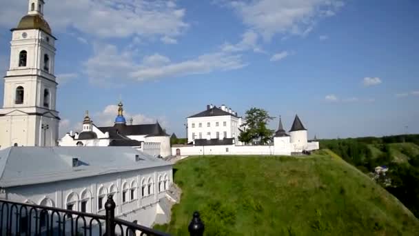 Panorama van de stad Tobolsk vanaf de muren van het Kremlin — Stockvideo