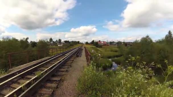 Timelapse di nuvole che corrono sopra la ferrovia in una giornata estiva soleggiata — Video Stock