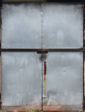 Eski metal gri çift kapılı, soyulmuş boyalı..