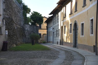 Orta San Giulio, İtalya - 23 Mayıs 2019: Köyün sokaklarında yürüyen turist grupları