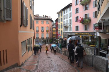 Orta San Giulio, İtalya - 23 Mayıs 2019: Köyün sokaklarında yürüyen turist grupları