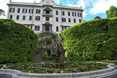 Çiçek yataklarıyla muhteşem bir park. 