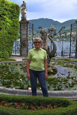 Çiçek yataklarıyla muhteşem bir park. 