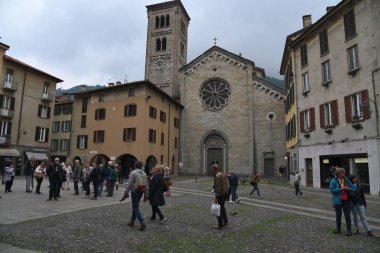 Como, İtalya 'nın eski caddesinin manzarası 
