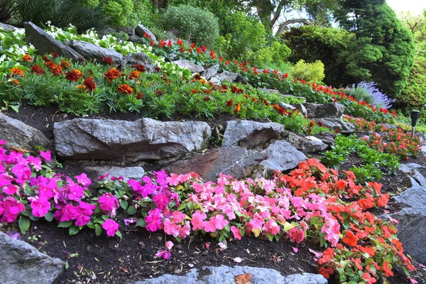 Prachtig Park Met Bloembedden — Stockfoto