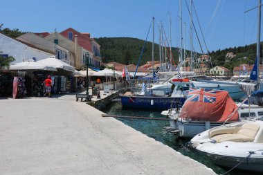 Fiskardo 'nun küçük limanında tekneler