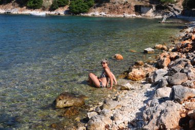 Üst düzey kadın Kefalonia, Yunanistan 'ın keyfini çıkardı