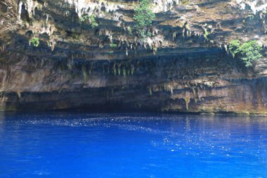 Kefalonia 'daki güzel Melissani mağarası.