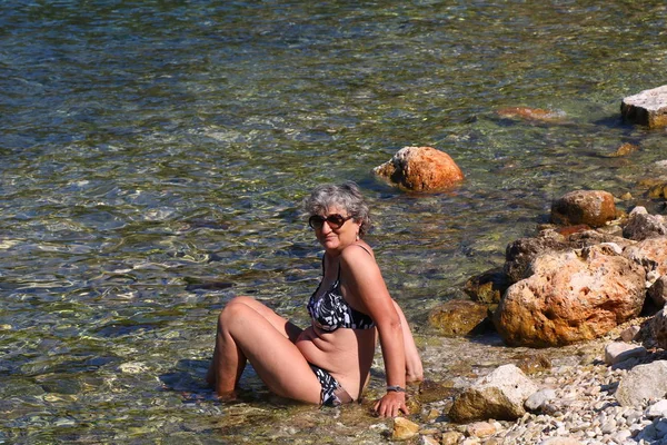 Mujer Mayor Disfruta Cefalonia Grecia —  Fotos de Stock
