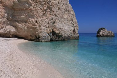 Kayalık kıyı şeridi olan Fteri plajı, Kefalonia, Yunanistan
