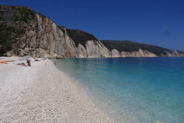 Kayalık kıyı şeridi olan Fteri plajı, Kefalonia, Yunanistan