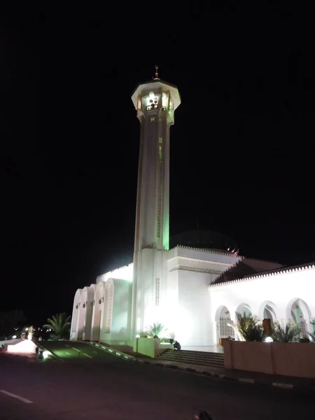 Туристы Посещают Мечеть Ночью — стоковое фото
