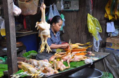 Kandal Pazarı 'nda alışveriş yapanlar ve pazarlamacılar