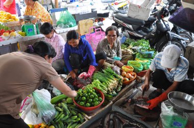 Kandal Pazarı 'nda alışveriş yapanlar ve pazarlamacılar