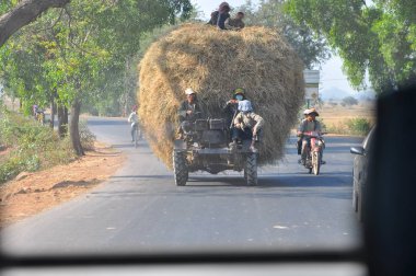 Kandal Pazarı 'nda alışveriş yapanlar ve pazarlamacılar