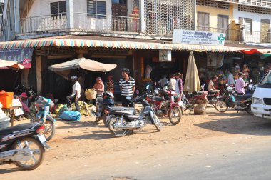 Kandal Pazarı 'nda alışveriş yapanlar ve pazarlamacılar