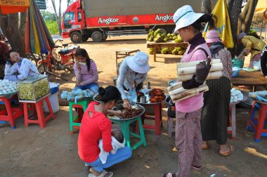 Kandal Pazarı 'nda alışveriş yapanlar ve pazarlamacılar