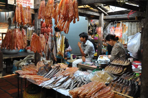 Szene Von Käufern Und Marktverkäufern Auf Dem Sandalenmarkt — Stockfoto