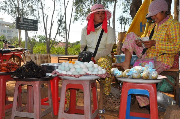 Kandal Pazarı 'nda alışveriş yapanlar ve pazarlamacılar