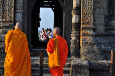 Phnom Bakheng tapınağındaki keşişler
