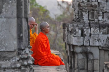 Phnom Bakheng tapınağındaki keşişler