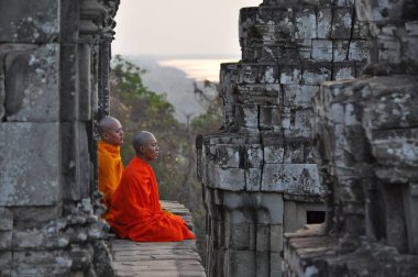 Phnom Bakheng tapınağındaki keşişler