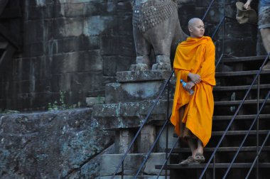 Phnom Bakheng tapınağındaki keşişler