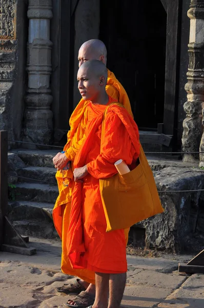 Monaci Nel Tempio Phnom Bakheng — Foto Stock