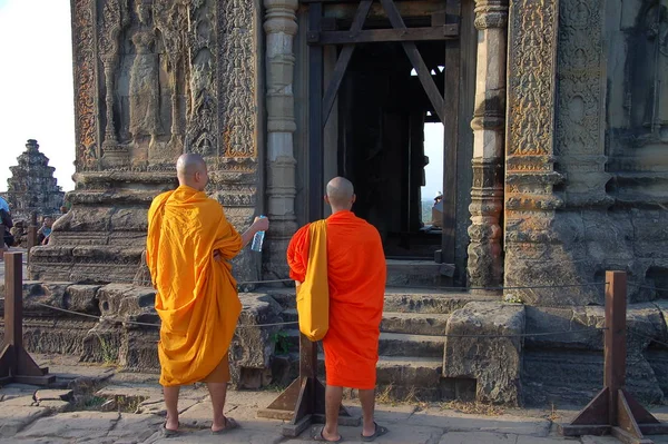 Monaci Nel Tempio Phnom Bakheng — Foto Stock