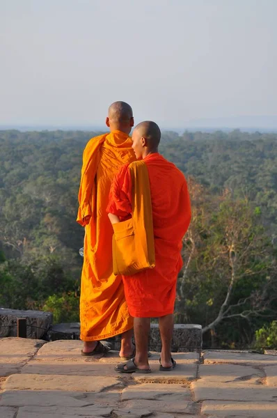 Mönche Phnom Bakheng Tempel — Stockfoto