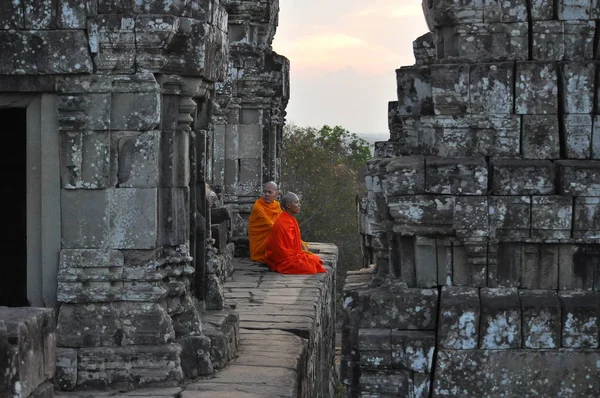 Monaci Nel Tempio Phnom Bakheng — Foto Stock