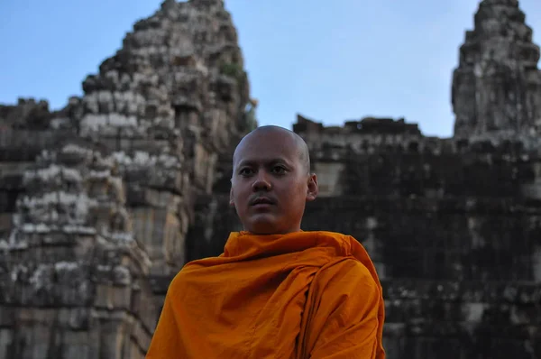 Szerzetesek Phnom Bakheng Templomban — Stock Fotó