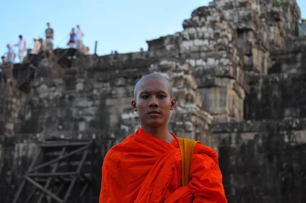 Monaci Nel Tempio Phnom Bakheng — Foto Stock